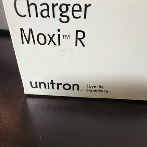 Moxi R Wearable Charger - Black